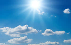 太陽在清澈的藍天中透過散落的雲層明亮地照耀。 — 波浪 壁紙