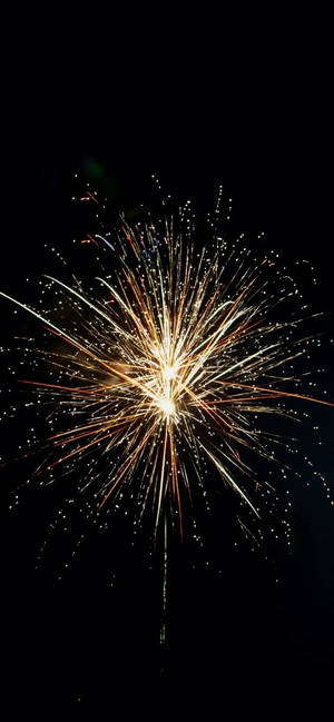 在夜空中爆炸的金色煙火。 — 慶祝 壁紙