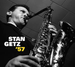 Stan Getz 演奏薩克斯風的黑白照片，帶有 '57 文字 — 音樂 壁紙