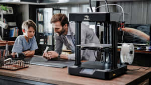 父親和兒子在家中的工作室一起使用3D打印機。 — 3D 壁紙