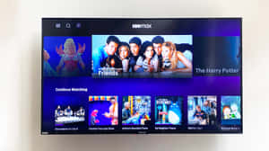 HBO Max串流服務介面，在牆上電視顯示熱門節目。 — HBO 壁紙