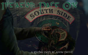 牛仔外套近距離特寫，帶有綠色蛇形補丁和「South Side」文字。 — 16:10 壁紙