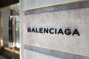 玻璃門旁石牆上的Balenciaga標誌 — 巴黎世家 壁紙