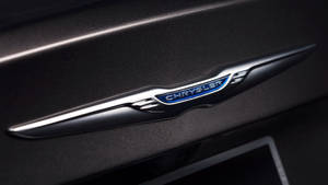 Chrysler 汽車標誌，黑色內飾板上帶有藍色燈光