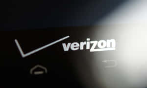 Verizon標誌在智慧型手機螢幕上，帶有模糊的導航圖示。 — 威訊 壁紙
