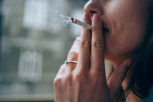 人在室內窗邊吸煙 — 抽菸 壁紙