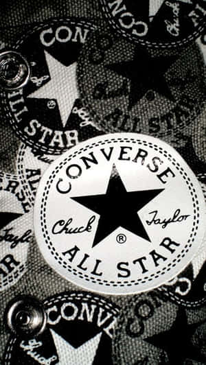 帶有金屬孔眼的紋理布料上的Converse All Star標誌圖案。 — 鎖定畫面 壁紙