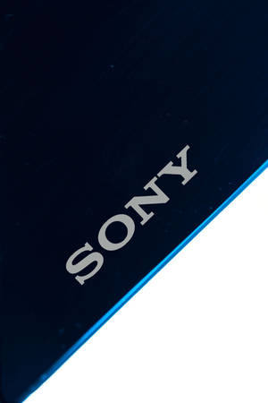 深藍色表面上帶有發光藍色邊緣的Sony設備標誌。 — Sony 壁紙