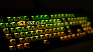在黑暗環境中帶有PC MASTER RACE文字的發光鍵盤。 — 淺色 壁紙