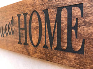 木牌上寫著 sweet HOME，安裝在牆上。 — 甜蜜的家 壁紙