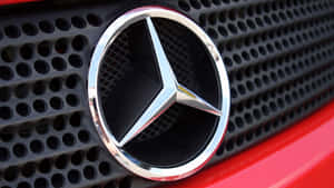 紅色車的黑色格柵上的鍍鉻 Mercedes-Benz 標誌 — Mercedes Benz C300 壁紙