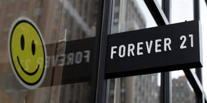 Forever 21 商店招牌，玻璃門上有黃色笑臉。 — 永遠21 壁紙