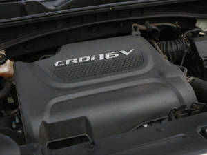 特寫一個帶有 CRDi 16V 文字的汽車引擎蓋。 — 起亞 壁紙