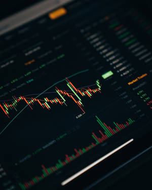 黑色螢幕上帶有紅色和綠色蠟燭圖的金融交易圖表。 — 金錢 壁紙