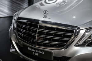 展廳內銀色 Mercedes-Maybach S 600 豪華轎車的前視圖。 — Surface Laptop 壁紙