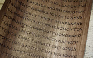 特寫古代希臘文字刻在木板上。 — 2880x1800 壁紙