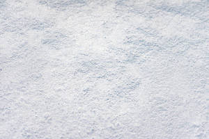 特寫雪地，帶藍色調和閃爍紋理。 — 白雪公主 壁紙