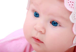 戴著粉紅色蕾絲頭帶、擁有明亮藍眼睛的嬰兒。 — 美學嬰兒藍 壁紙