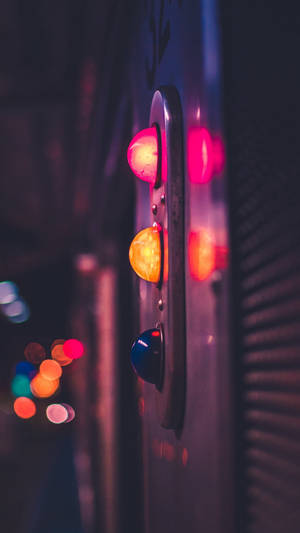 特寫鏡頭：夜間復古機器上發光的紅色和琥珀色燈光。 — 光線 壁紙