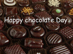 紙杯中的各種巧克力，帶有 Happy Chocolate Day 文字。 — 巧克力 壁紙