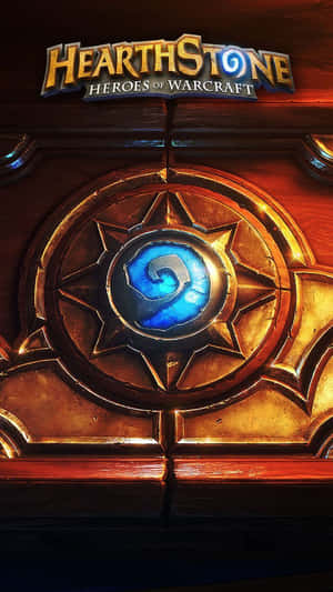 Hearthstone 遊戲標誌在金色木框中發出藍光。 — 魔獸世界 壁紙