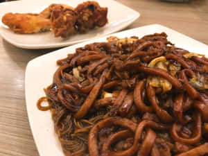 光澤深色麵條搭配蘑菇和肉，附炸雞。 — 雞 壁紙