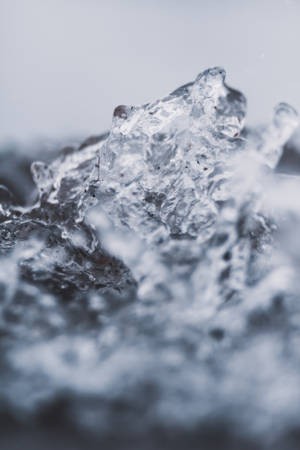 特寫：鋒利的冰碎片，帶有冷藍色調的水滴。 — 水 壁紙