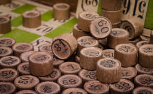 棋盤上帶有數字的木製遊戲棋子。 — 賓果 壁紙