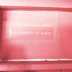 粉紅色木牆帶有白色文字「IN PURSUIT OF MAGIC」 — 粉紅色 壁紙