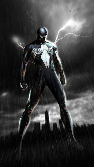 猛毒站在暴風雨中，閃電在他周圍劈下，城市天際線之上。 — 蜘蛛人 壁紙