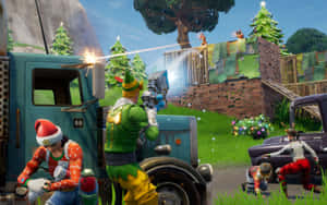 Fortnite玩家穿著聖誕服裝，在裝飾過的卡車和樹木附近戰鬥。 — 2880x1800 壁紙
