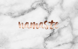 白色大理石背景上的玫瑰金色草書文字 namaste — 美學大理石 壁紙