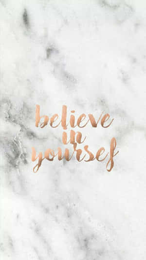 在大理石背景上以玫瑰金色呈現的勵志名言「believe in yourself」 — 大理石 壁紙