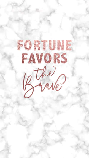白色大理石背景上以玫瑰金閃粉呈現的 Fortune favors the brave。 — 語錄 壁紙
