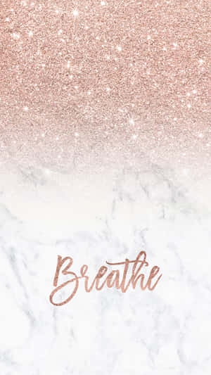 白色大理石上的玫瑰金閃粉漸層，並以閃粉字體寫上 breathe。 — 紅色美學 iPhone 壁紙