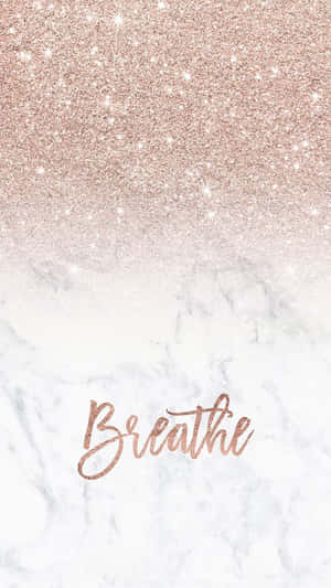 玫瑰金閃粉在大理石上淡出，並以草書寫上「breathe」一詞。 — 灰色 壁紙