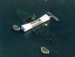 USS亞利桑那號紀念館漂浮在珍珠港沉沒戰艦上方。 — 珍珠港 壁紙