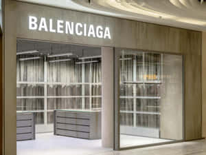 Balenciaga 時裝店，採用玻璃牆和極簡灰色裝置。 — 巴黎世家 壁紙