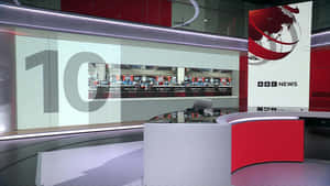 BBC新聞廣播工作室，配備弧形桌和顯示數字十的大螢幕。 — 福斯新聞 壁紙