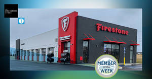 Firestone輪胎店，紅黑外觀，外面堆疊輪胎。 — 桌面 壁紙