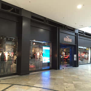 購物中心內Lollisill California服飾店入口，玻璃窗和磁磚地板。 — 1:1 壁紙