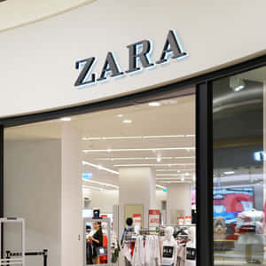 Zara服裝店入口，配備玻璃門和內部貨架。 — Zara 壁紙