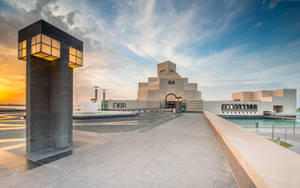 日落時分的現代博物館建築群，擁有幾何建築和水景。