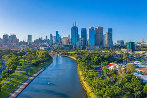 城市天際線，河流和綠色公園，晴朗藍天下