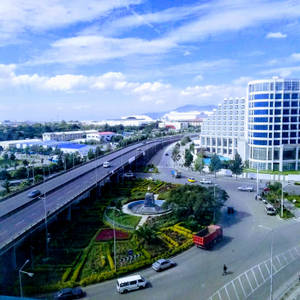 現代城市的鳥瞰圖，有高速公路、環島和玻璃建築，在藍天下。 — 衣索比亞 壁紙