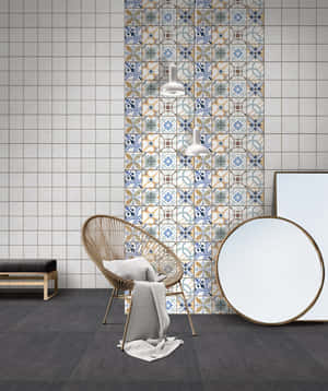 藤椅配灰色毛氈，旁邊是圖案瓷磚牆和圓鏡，位於現代房間內。 — 藍白 壁紙