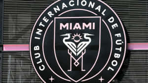 粉紅色和黑色設計的建築物上的 Club Internacional de Fútbol Miami 標誌。 — 運動 壁紙