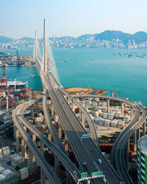 水上現代橋樑的鳥瞰圖，城市天際線和貨運貨櫃。 — 塔橋 壁紙