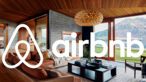 Airbnb標誌疊加在現代山景客廳室內設計上。 — 客廳 壁紙