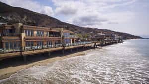 現代海濱度假村，海浪拍打海岸 — 海灘 壁紙